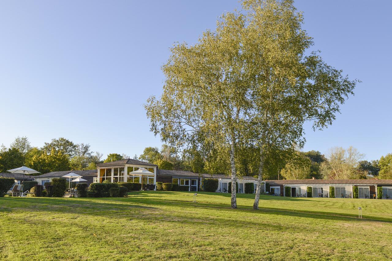 Logis Hotel Val De Vienne Le Vigeant Exteriör bild