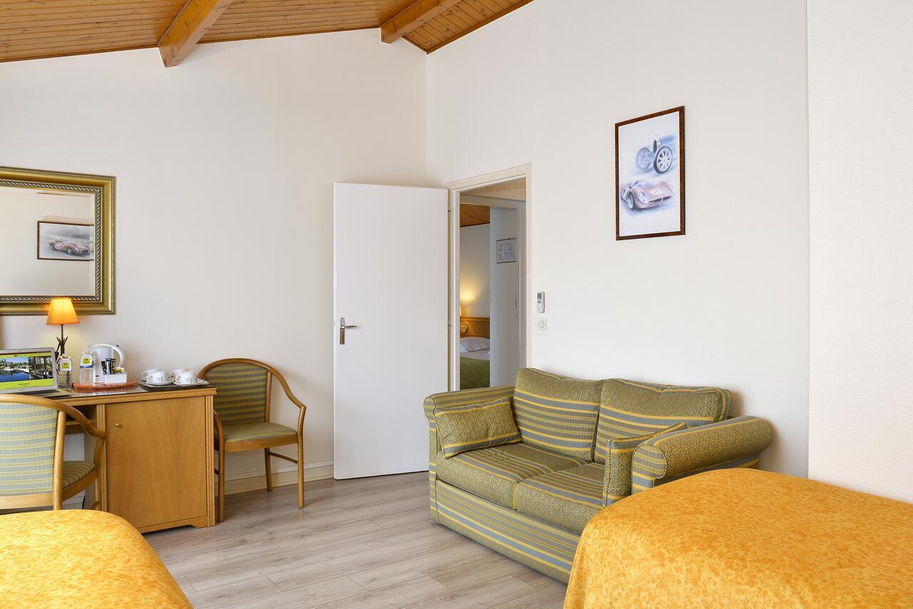 Logis Hotel Val De Vienne Le Vigeant Exteriör bild