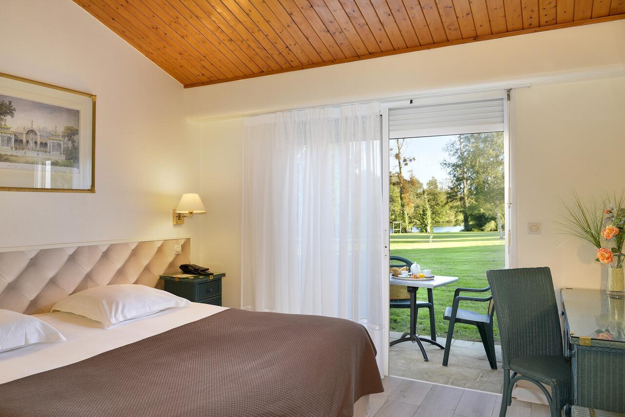 Logis Hotel Val De Vienne Le Vigeant Exteriör bild