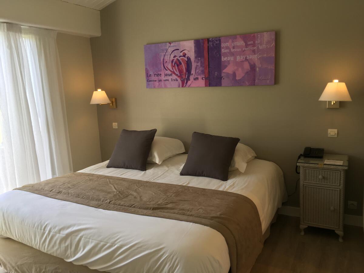 Logis Hotel Val De Vienne Le Vigeant Exteriör bild