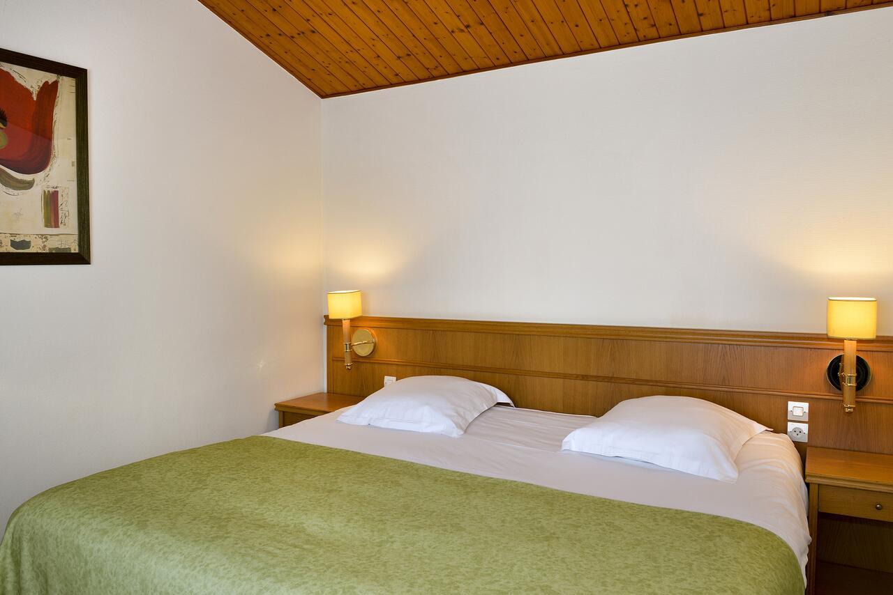 Logis Hotel Val De Vienne Le Vigeant Exteriör bild