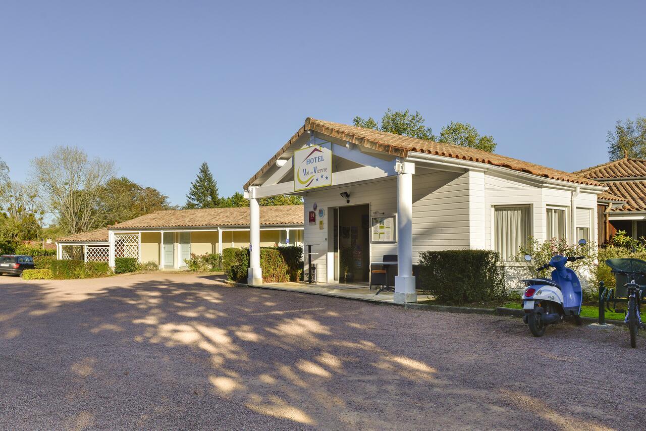 Logis Hotel Val De Vienne Le Vigeant Exteriör bild