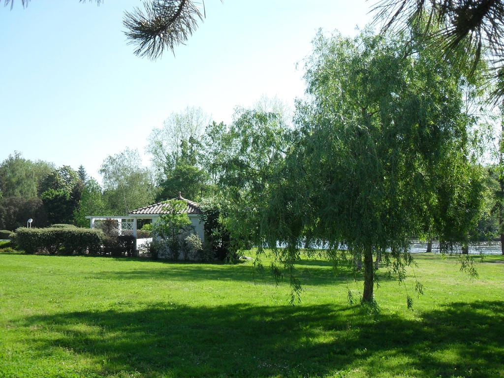 Logis Hotel Val De Vienne Le Vigeant Exteriör bild