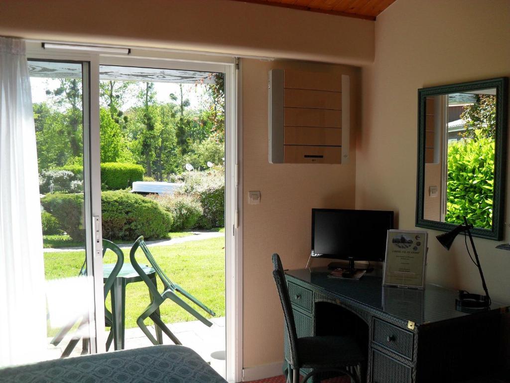 Logis Hotel Val De Vienne Le Vigeant Exteriör bild