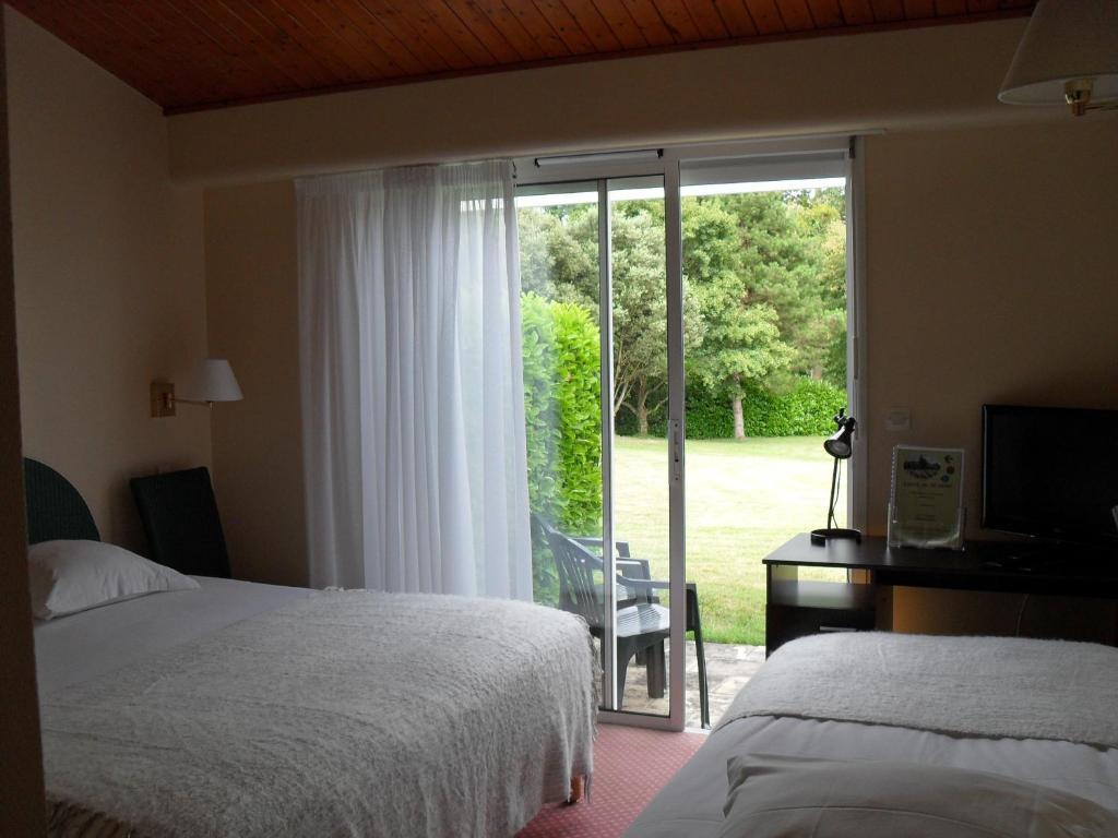Logis Hotel Val De Vienne Le Vigeant Rum bild