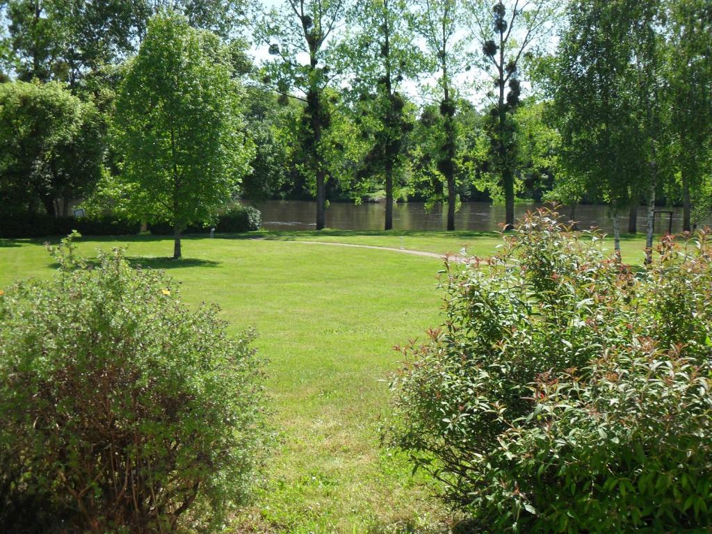 Logis Hotel Val De Vienne Le Vigeant Exteriör bild