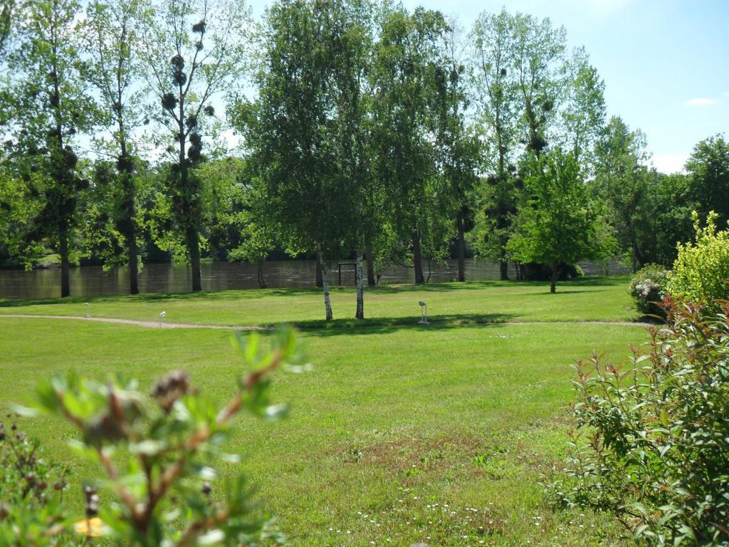 Logis Hotel Val De Vienne Le Vigeant Exteriör bild