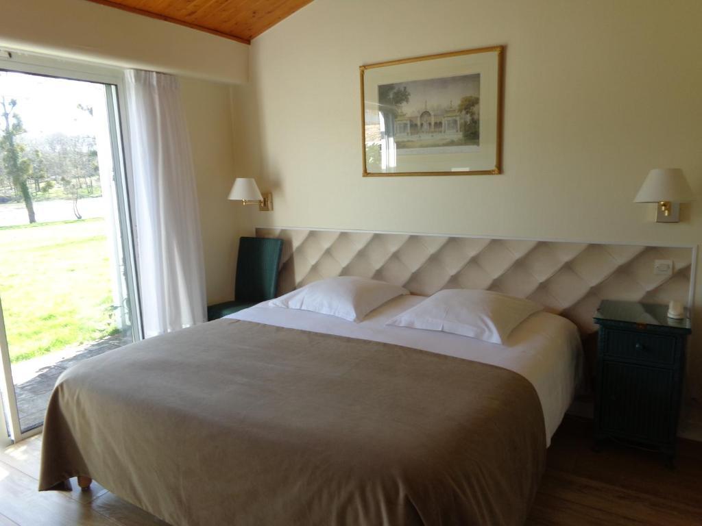 Logis Hotel Val De Vienne Le Vigeant Rum bild