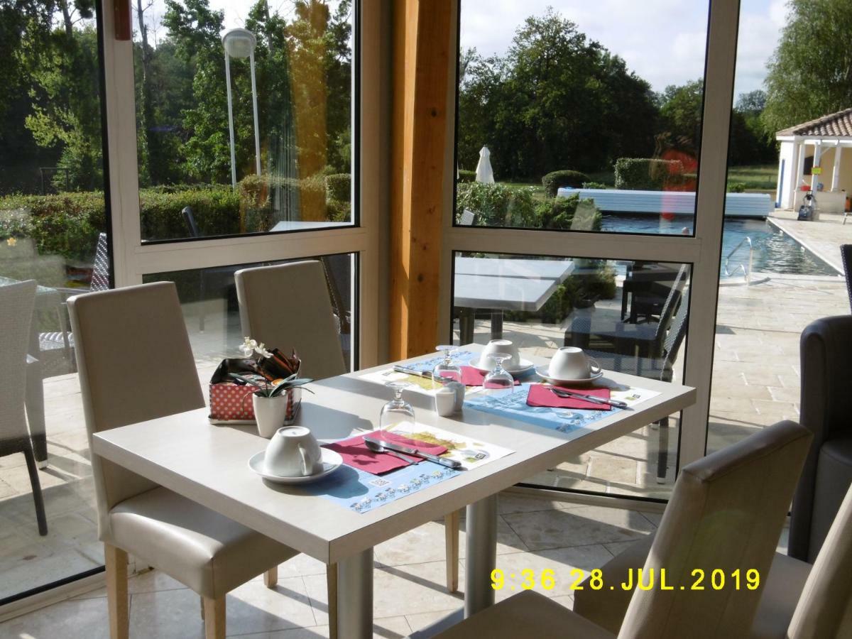 Logis Hotel Val De Vienne Le Vigeant Exteriör bild