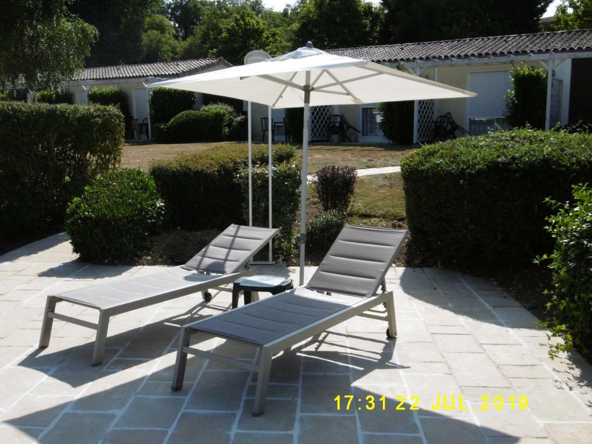 Logis Hotel Val De Vienne Le Vigeant Exteriör bild