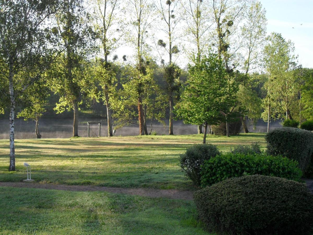 Logis Hotel Val De Vienne Le Vigeant Exteriör bild