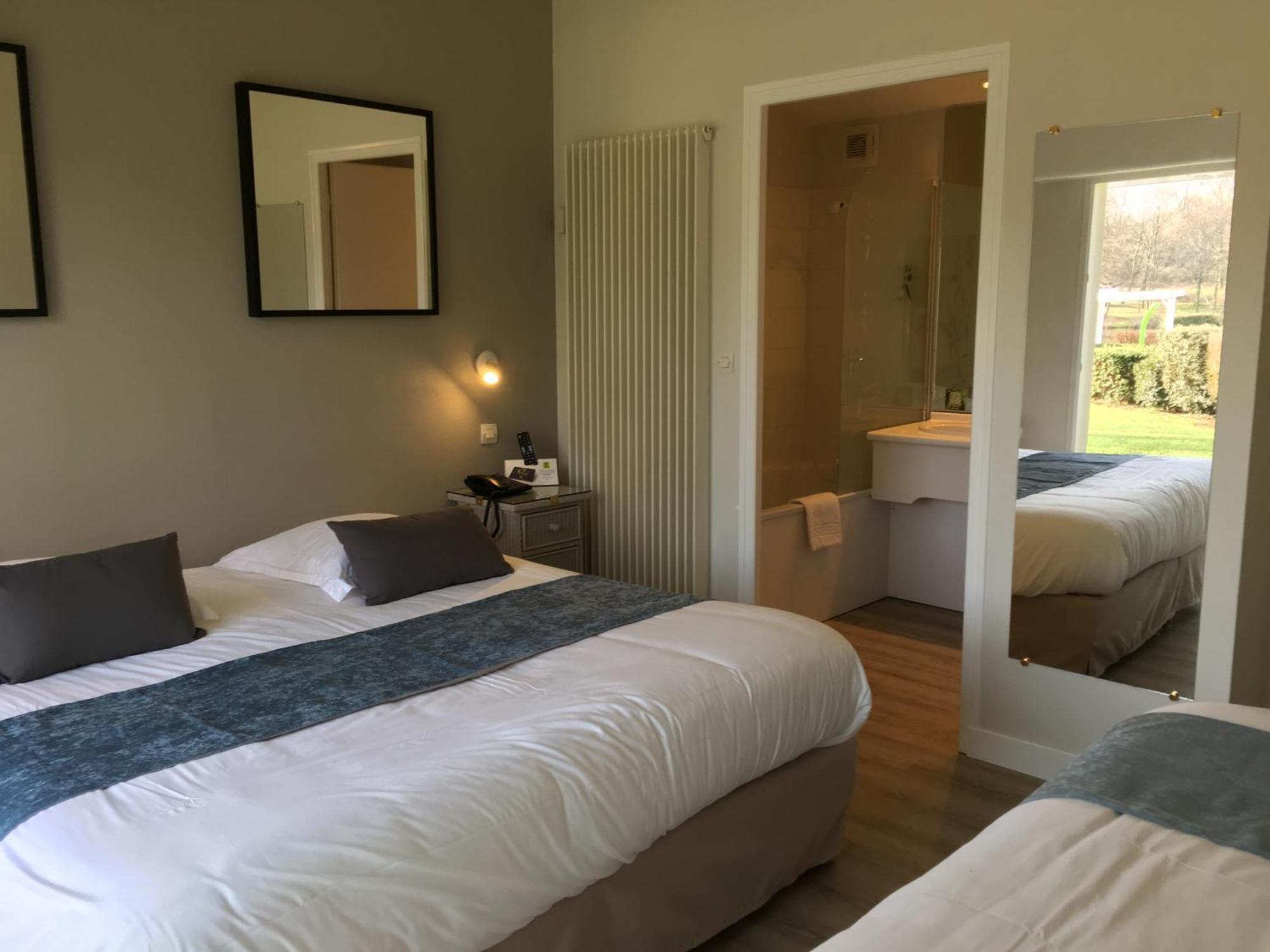 Logis Hotel Val De Vienne Le Vigeant Exteriör bild